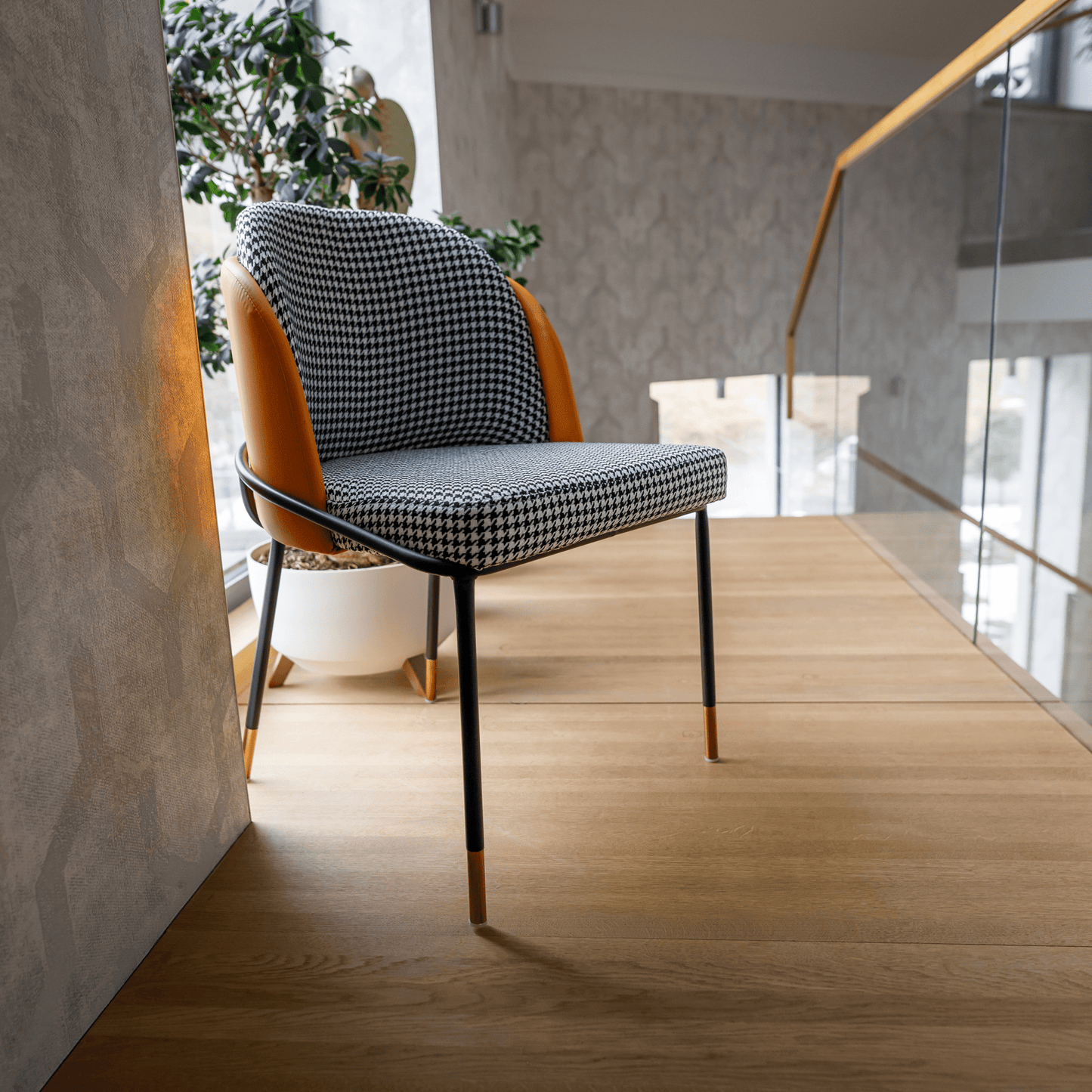 Scaun de luat masa, model alb-negru / piele ecologică camel, KIRNA